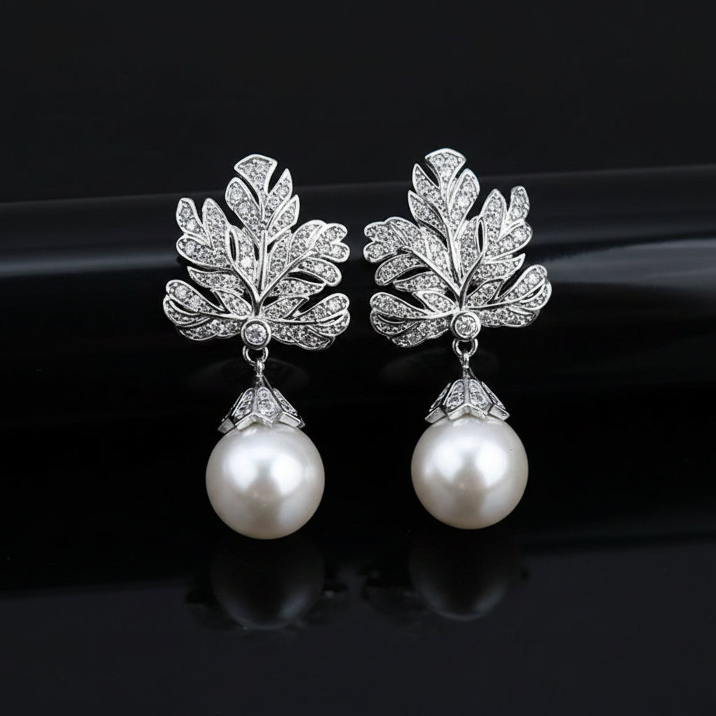 Boucles d'Oreilles Pendantes Feuille Pavée Zircon & Perle – Élégance Vintage