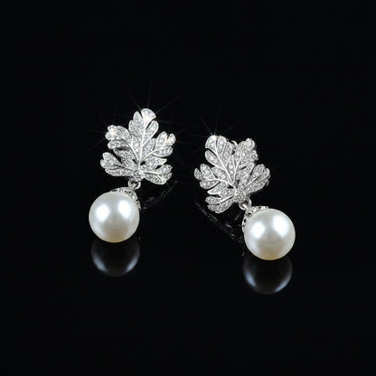 Boucles d'Oreilles Pendantes Feuille Pavée Zircon & Perle – Élégance Vintage