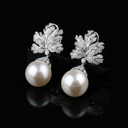 Boucles d'Oreilles Pendantes Feuille Pavée Zircon & Perle – Élégance Vintage