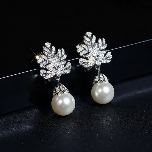 Boucles d'Oreilles Pendantes Feuille Pavée Zircon & Perle – Élégance Vintage