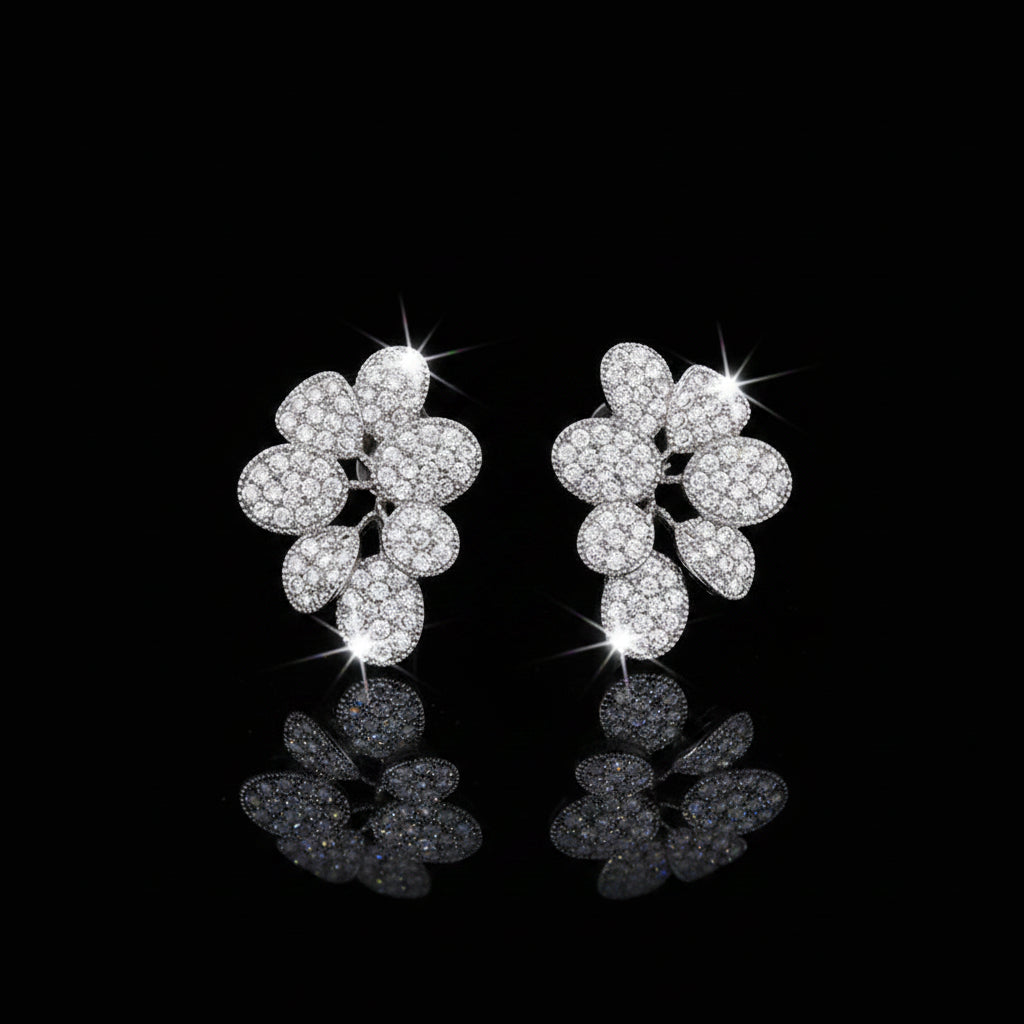 Boucles d’Oreilles Puces Fleur Pavée Zircon – Plaquées Argent