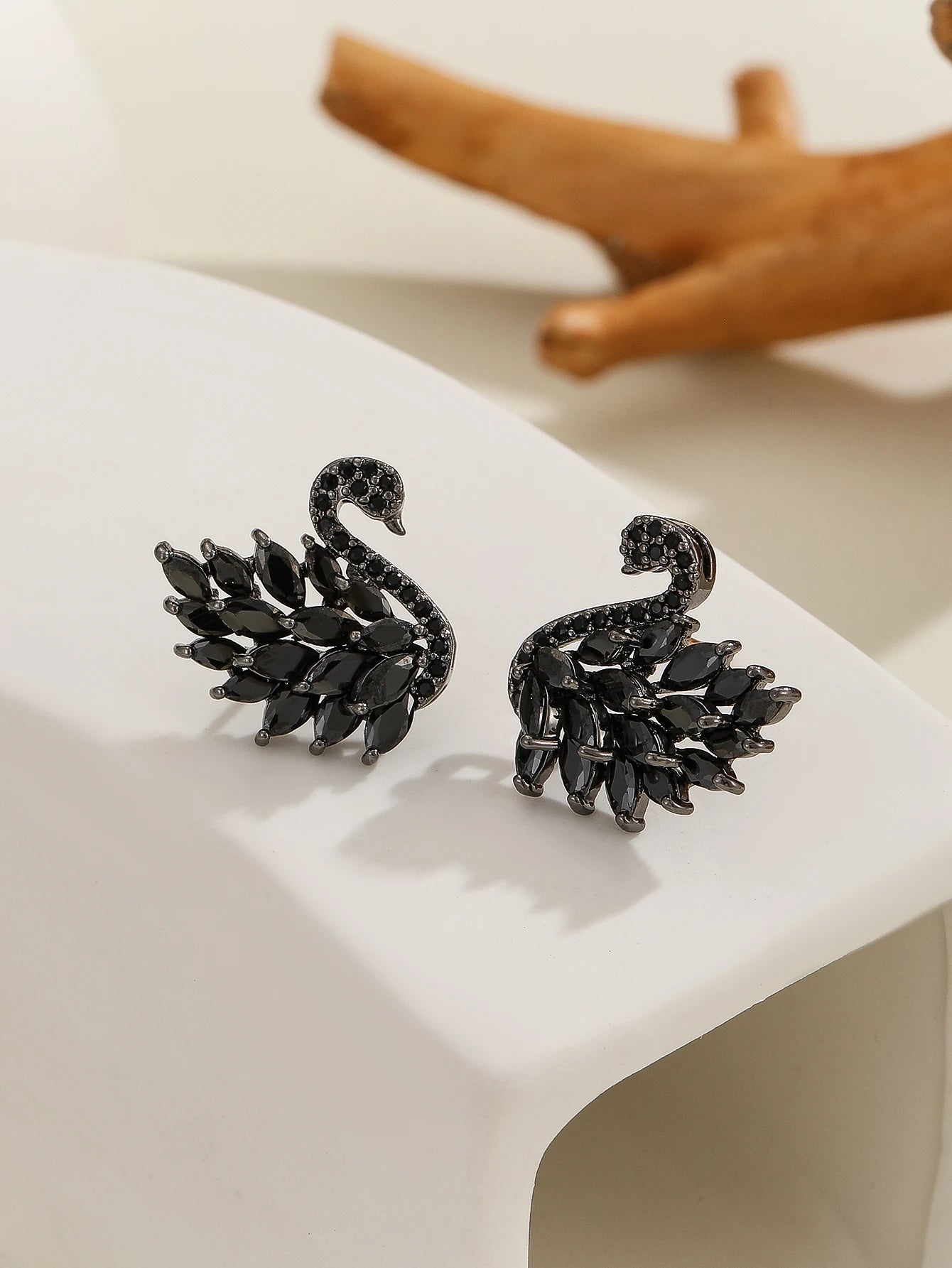 Boucles d'oreilles Cygne Colorées Style Déesse Luxe Léger, Zircon Micro-serti, Longues Boucles Tendance et Polyvalentes