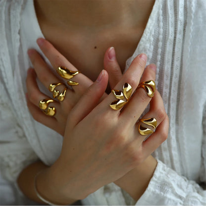 Bague Sculptée Dorée – Acier Inoxydable Plaqué Or 18K